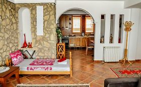 Tomas Apartments
